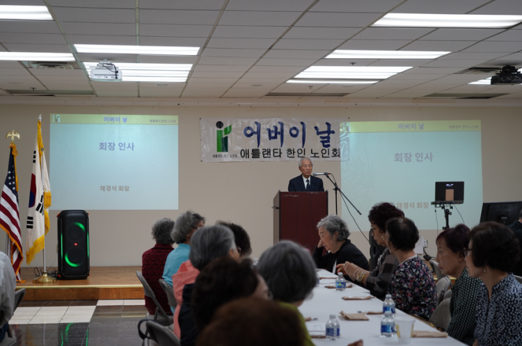 어버이날 기념행사에서 채경석 회장이 인삿말을 하고 있다. 장채원 기자