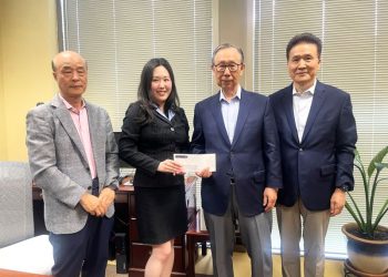 5일 메트로시티은행이 한미장학재단 남부지부에 1만 달러 후원금을 전달했다.