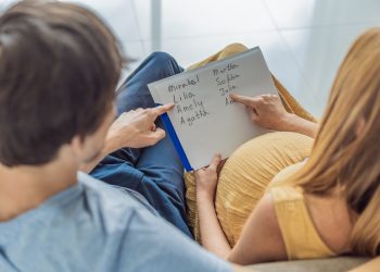 아기 이름을 고르고 있는 부부 이미지 사진. [출처 셔터스톡]