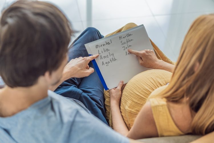 아기 이름을 고르고 있는 부부 이미지 사진. [출처 셔터스톡]