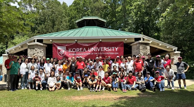 17일 핀크니빌 공원에서 진행된 고대 교우회 정기야유회에서 교우들이 한자리에 모였다. [사진=고대교우회 제공]