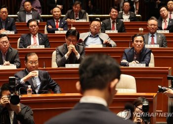 국민의힘 권영세 비상대책위원장이 9일 서울 여의도 국회에서 열린 의원총회에서 김문수 대선 후보의 '작심 발언'을 들으며 굳은 표정을 짓고 있다. [연합뉴스]