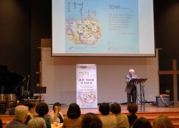 김동식 글여울 신인문학상 심사위원장이 심사평을 전하고 있다. 장채원 기자.