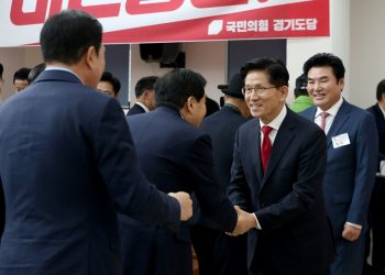 국민의힘 김문수 대선 후보가 9일 경기도 수원시 장안구 경기도당에서 열린 경기도당 선거대책위원회 발대식에서 당원들과 인사하고 있다. [김문수 캠프 제공]
