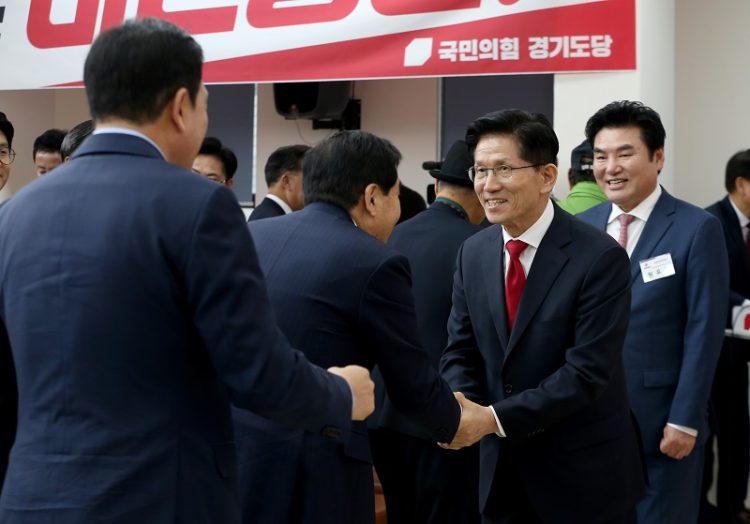 국민의힘 김문수 대선 후보가 9일 경기도 수원시 장안구 경기도당에서 열린 경기도당 선거대책위원회 발대식에서 당원들과 인사하고 있다. [김문수 캠프 제공]