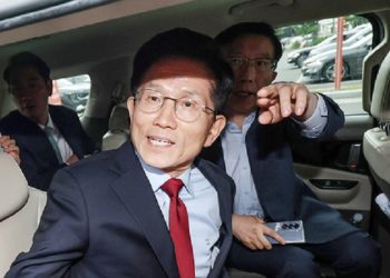 국민의힘 김문수 대선 후보가 6일 아시아태평양경제협력체(APEC) 회의장인 경북 경주시 경주화백컨벤션센터에서 일정 중단을 선언한 뒤 이동하고 있다. 연합뉴스