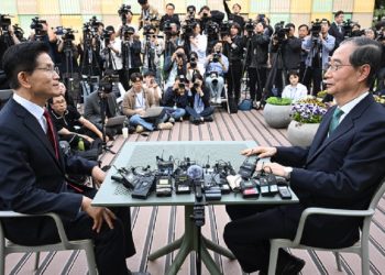 국민의힘 김문수 대선후보와 무소속 한덕수 대선 예비후보가 8일 서울 국회 사랑재 인근 야외 테이블에서 대화를 나누고 있다. 임현동 기자