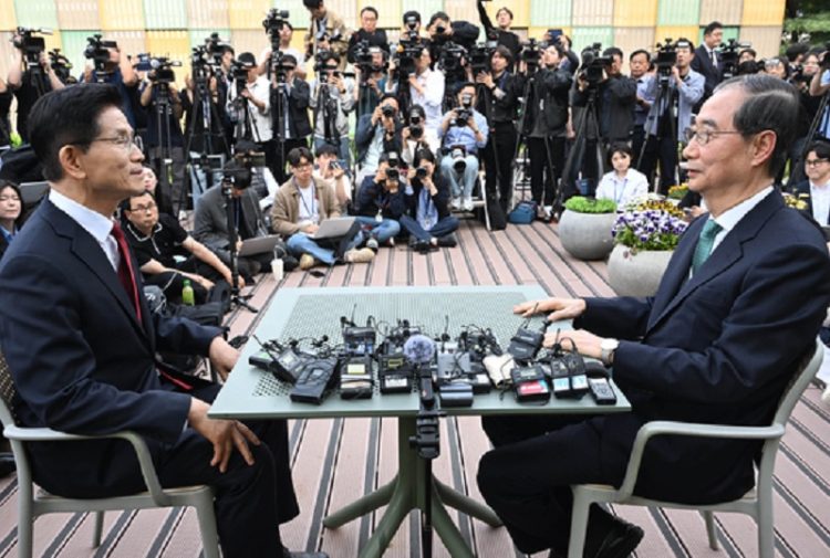 국민의힘 김문수 대선후보와 무소속 한덕수 대선 예비후보가 8일 서울 국회 사랑재 인근 야외 테이블에서 대화를 나누고 있다. 임현동 기자