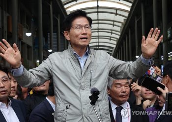 국민의힘 김문수 대선 후보가 6일 경북 포항시 죽도시장을 찾아 시민들에게 인사하고 있다. 연합뉴스