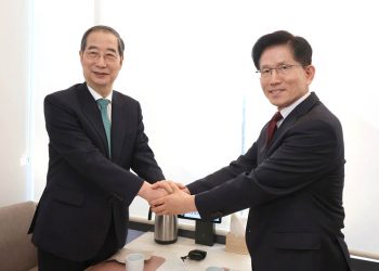 악수하는 김문수 후보와 한덕수 예비후보 [연합뉴스]