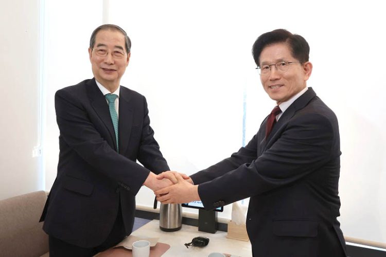 악수하는 김문수 후보와 한덕수 예비후보 [연합뉴스]