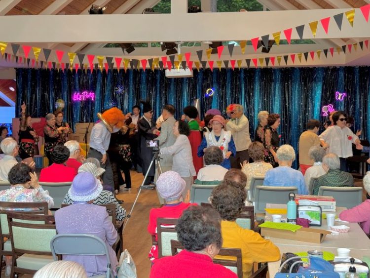 라이프케어 시니어센터 1주년 기념잔치에서 회원들이 디스코 타임을 즐기고 있다. 윤지아 기자.