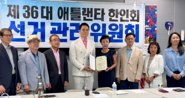 비대위가 22일 실시한 한인회장 선거에서 당선된 박은석 신임 회장과 이미쉘 수석부회장이 선관위 위원들로부터 당선증을 받았다. 윤지아 기자.