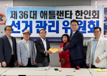 박은석 후보(오른쪽 2번째)가 비대위 선관위에 등록 서류를 제출하고 있다. 윤지아 기자.