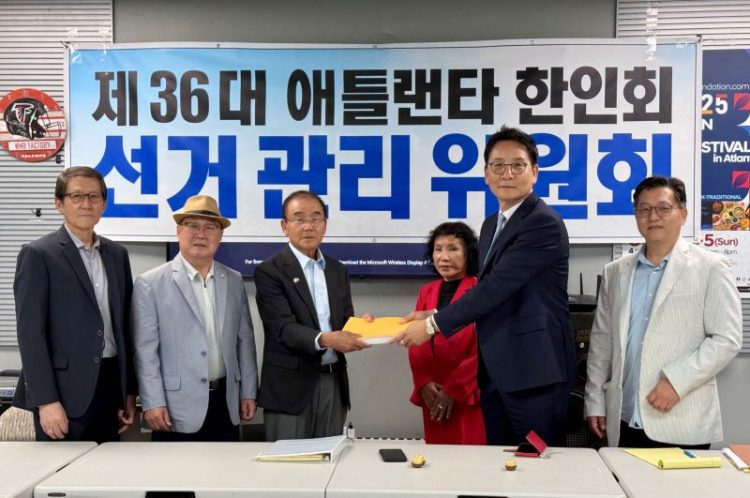 박은석 후보(오른쪽 2번째)가 비대위 선관위에 등록 서류를 제출하고 있다. 윤지아 기자.