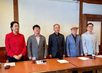 비대위가 구성한 선거관리위원회 소속 위원들이 5일 둘루스 서라벌 식당에 모여 기자회견을 가졌다. 윤지아 기자.