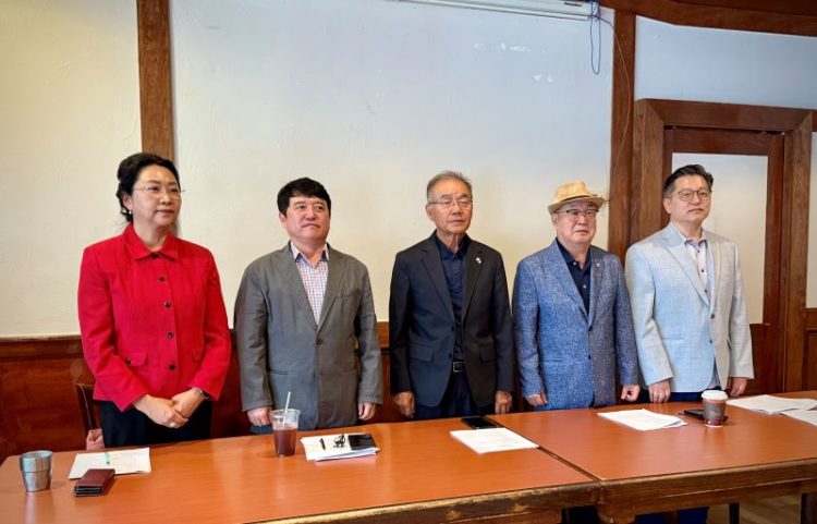 비대위가 구성한 선거관리위원회 소속 위원들이 5일 둘루스 서라벌 식당에 모여 기자회견을 가졌다. 윤지아 기자.