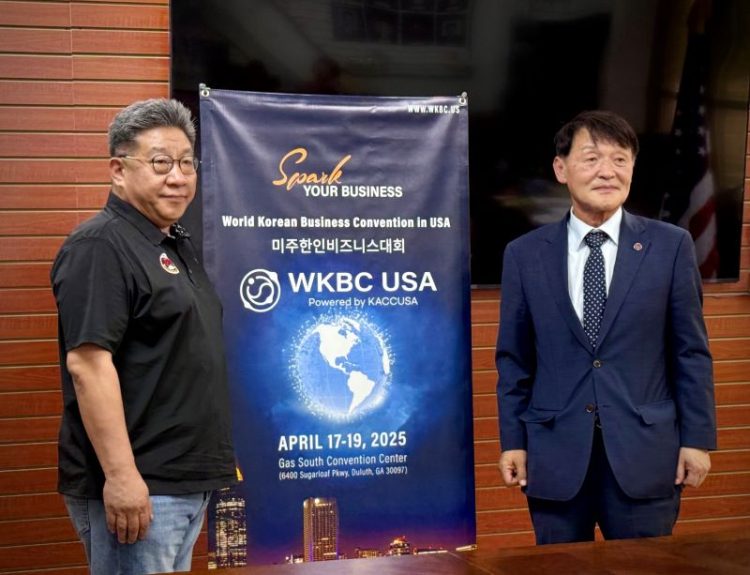 기자회견을 열어 동포들에게 감사의 말을 전한 이경철 한인상의총연 회장(오른쪽)과 강신범 애틀랜타-조지아 한인상의 이사장. 윤지아 기자.