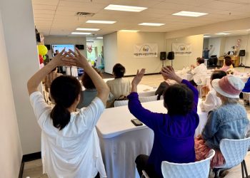 참석자들이 스트레칭 동작을 따라하고 있다. 윤지아 기자.