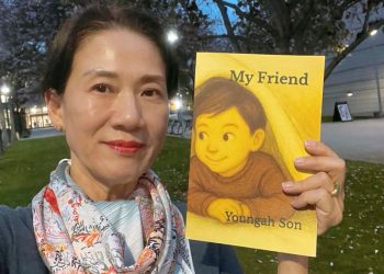 손영아씨가 최근 출간한 어른 동화 ‘My Friend’를 들어 보이고 있다.