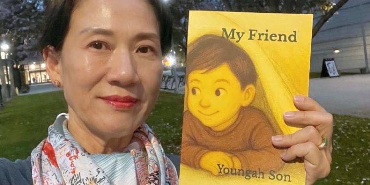 손영아씨가 최근 출간한 어른 동화 ‘My Friend’를 들어 보이고 있다.