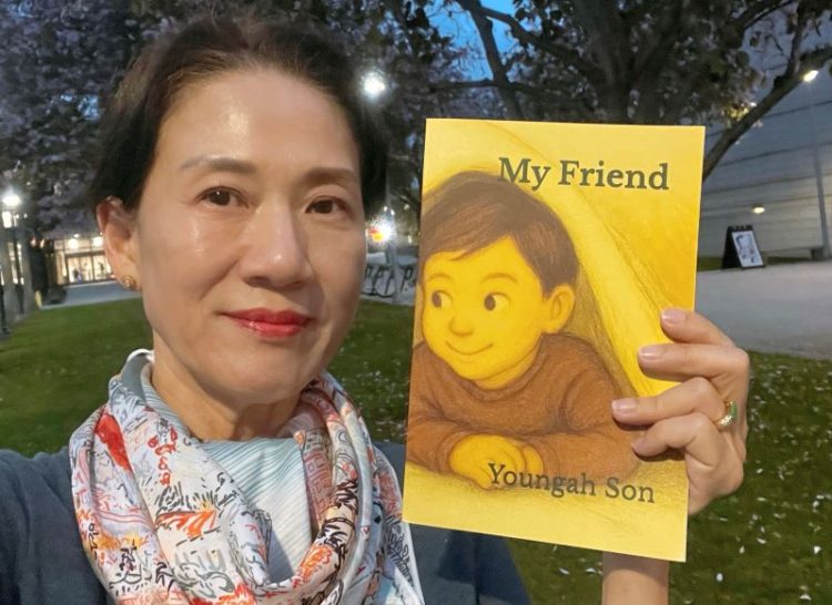 손영아씨가 최근 출간한 어른 동화 ‘My Friend’를 들어 보이고 있다.