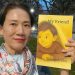 손영아씨가 최근 출간한 어른 동화 ‘My Friend’를 들어 보이고 있다.