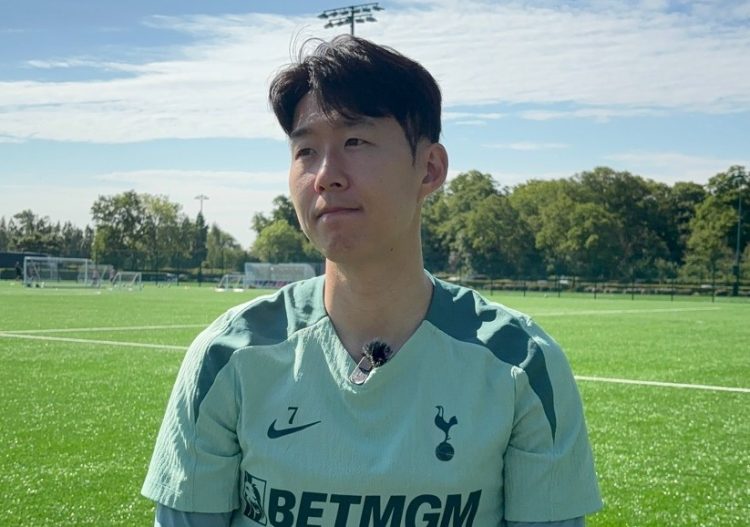지난 12일 손흥민이 유로파리그(UEL) 결승을 앞두고 북런던 토트넘 홋스퍼 FC 트레이닝 그라운드에서 한국 취재진과 인터뷰하고 있다. [연합뉴스]