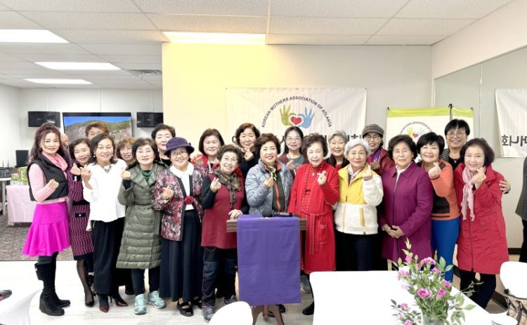 어머니회관 개관식에서 참석자들이 손가락 하트를 그리며 포즈를 취했다. 윤지아 기자.