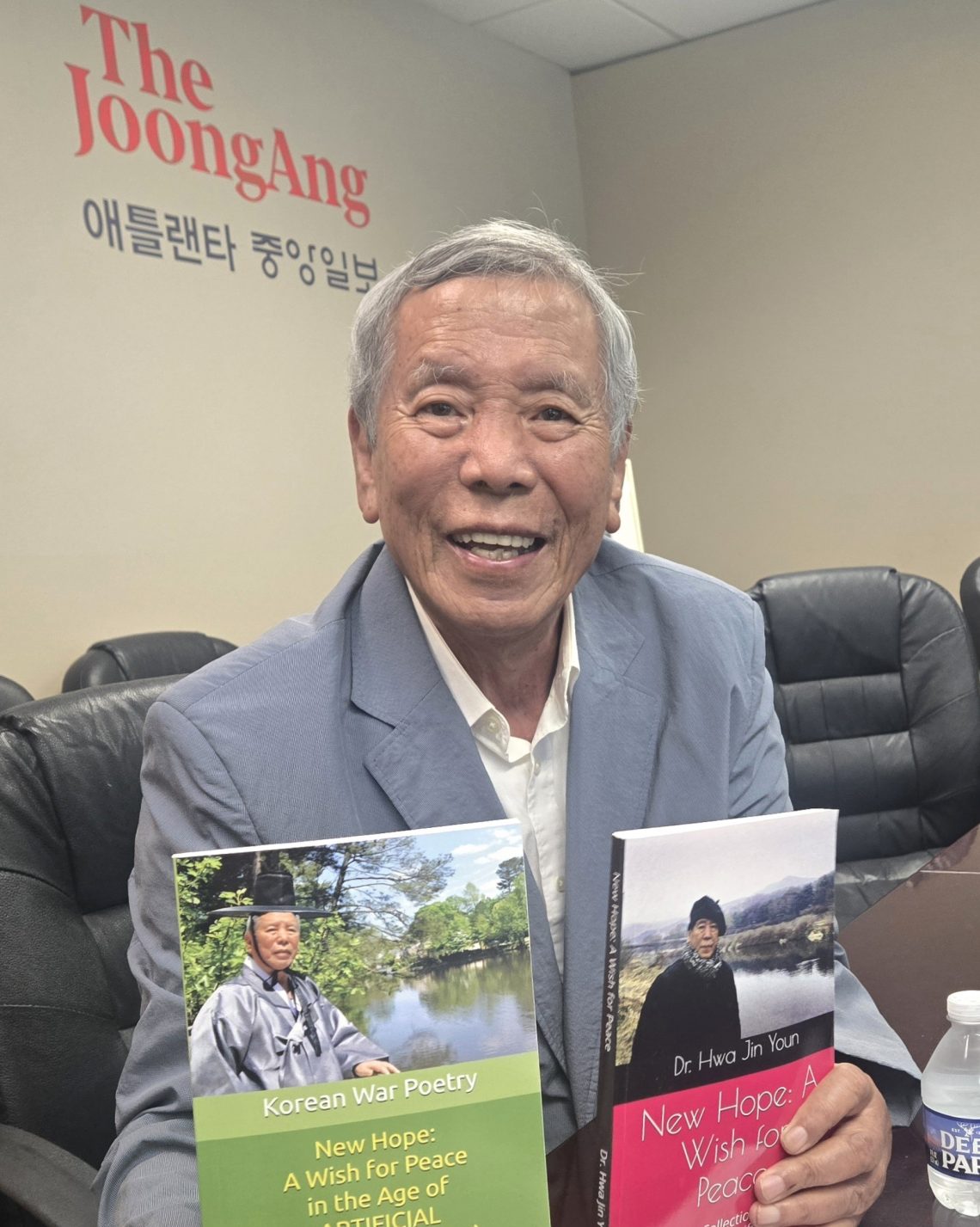 AI기술을 활용한 '뉴호프' 재번역본을 들고 본사를 찾은 윤화진 박사. 장채원 기자