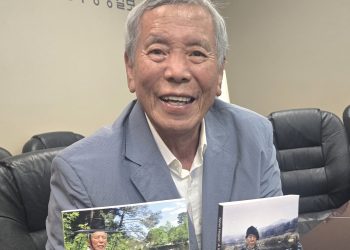 AI기술을 활용한 '뉴호프' 재번역본을 들고 본사를 찾은 윤화진 박사. 장채원 기자