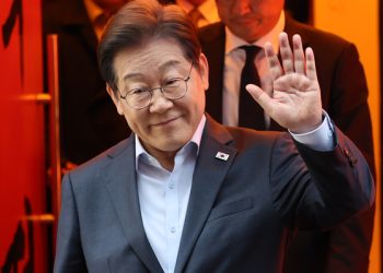 더불어민주당 이재명 대선 후보가 1일 서울 종로구의 한 포차 식당에서 '당신의 하 루를 만드는, 보이지 않는 영웅들'이란 주제로 열린 배달 라이더, 택배 기사 등 비(非)전형 노동자들과 간담회를 마친 뒤 나서며 손인사를 하고 있다. 김성룡 기자 [출처:중앙일보]