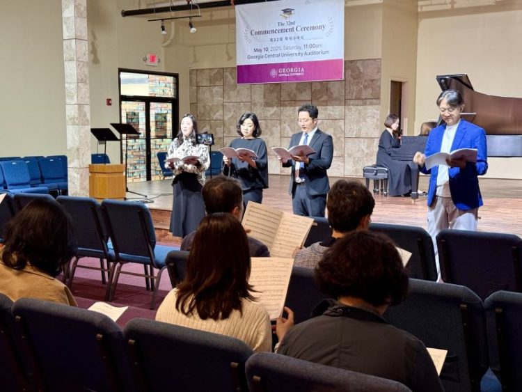 졸업생들이 '어메이징 그레이스'를 관객들과 함께 찬양하고 있다. 윤지아 기자.