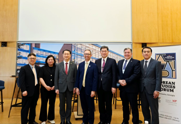 (왼쪽부터) 김용택 교수, 이수연 KF DC소장, 김건 국회의원, 버나드 키펠렌 조지아텍 국제관계 부총장(VP), 김기환 이사장, 마틴 카겔 UGA 글로벌 인게이지먼트 부처장, 문재승 KF 부장.