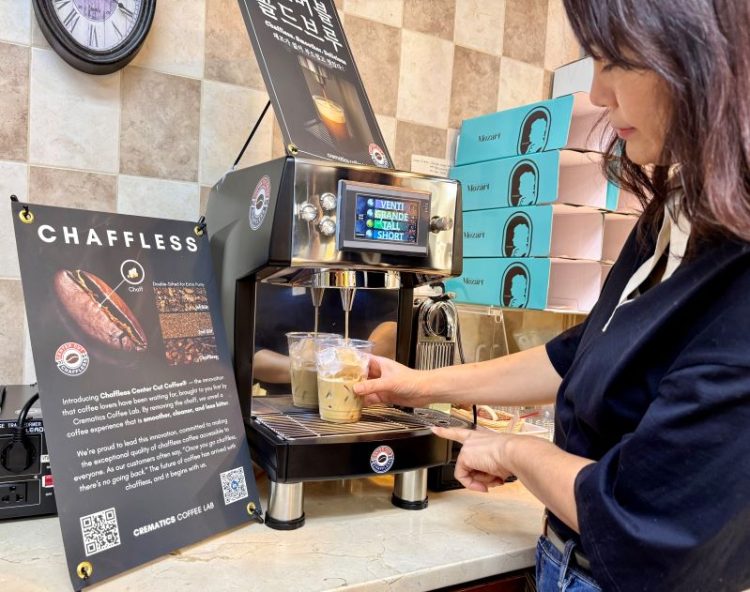 스와니 아씨마켓 내 모차르트에서 그레이스 박 사장이 나노 버블 머신을 시연하고 있다.  윤지아 기자.