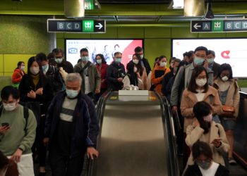 지난 2022년 1월 7일 홍콩인들이 코로나19 확산으로 인해 지하철역에서 마스크를 낀 채 통근하고 있다. [로이터]