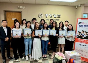 2024년 킴보 장학생들이 단체사진을 찍었다.