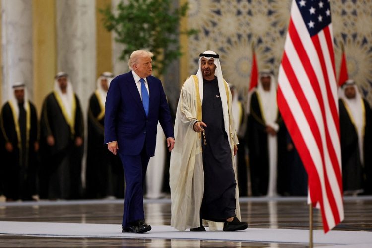 트럼프 대통령이 15일 UAE를 순방, 셰이크 무함마드 빈 자이드 알 나흐얀 대통령의 안내를 받고 있다.  [로이터]