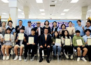 17일 골든벨에서 상을 탄 입상자들이 오영록 회장을 비롯한 대회 관계자들과 기념사진을 촬영했다.