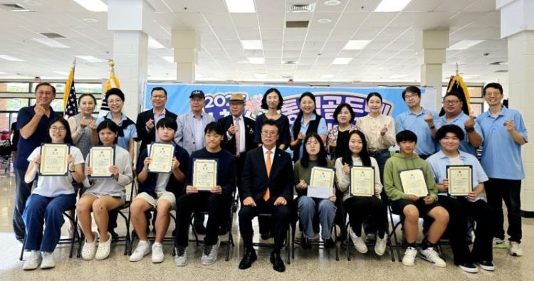 17일 골든벨에서 상을 탄 입상자들이 오영록 회장을 비롯한 대회 관계자들과 기념사진을 촬영했다.