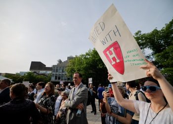 하버드대 교정에서 학생, 교직원 등이 트럼프 행정부의 ‘대학 길들이기’ 정책에 항의하는 집회를 벌이고 있다. [로이터]