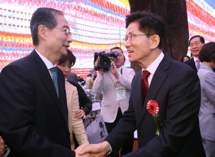 김문수 국민의힘 대선 후보와 한덕수 무소속 대선 예비후보가 5일 서울 종로구 조계사에서 열린 부처님오신날 봉축법요식에서 악수하고 있다. 2025.5.5. 대통령실사진기자단