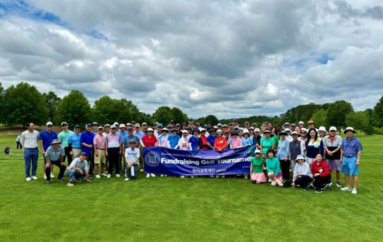 2024년 열린 한미장학재단 골프대회 참가자들이 한자리에 모였다. 윤지아 기자.
