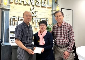 이영진(왼쪽) 한미장학재단 재무이사가 조후자 박사, 김복충 박사로부터 장학기금 기부를 받고 있다.