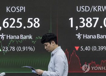 서울 하나은행 딜링룸 화면에 원/달러 거래가격이 표시돼 있다.  연합뉴스.
