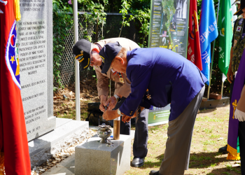 6일 월남참전국가유공자전우회의 추념식에서 참석자들이 충혼비 앞에 분향을 하고 있다. 장채원 기자