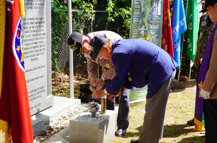 6일 월남참전국가유공자전우회의 추념식에서 참석자들이 충혼비 앞에 분향을 하고 있다. 장채원 기자