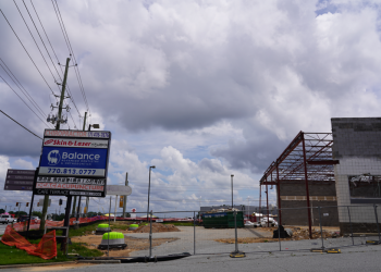 재건축 공사가 진행 중인 옛 라이트 에이드 매장