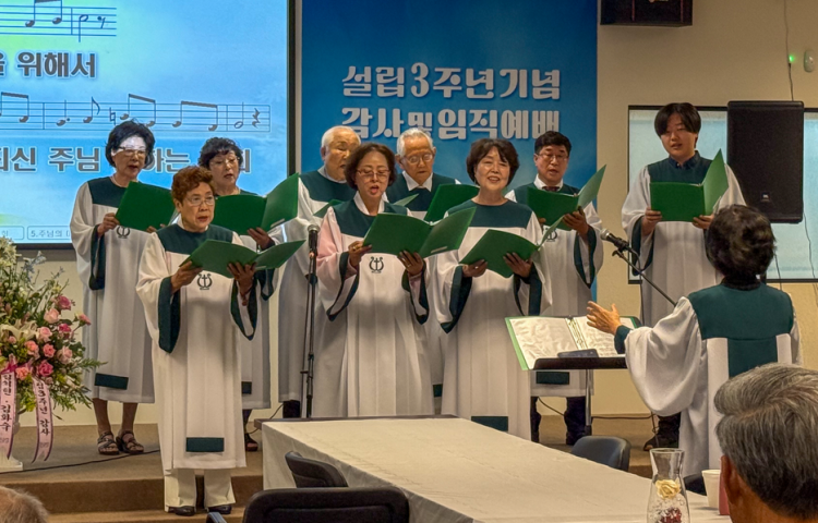 아틀란타 새로남교회 설립 3주년 감사예배에 참석한 교인들이 찬송가를 부르고 있다. 교회 제공