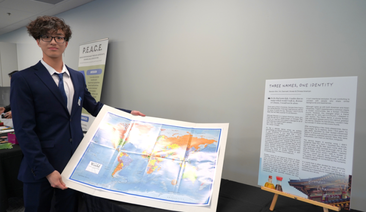 브랜든 신(피치트리릿지고교 10학년) 군이 프로젝트를 소개하고 있다.